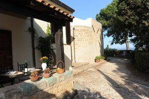 Outdoor dining - Viburni, in 19th century estate, sea view - Canunget (Alghero)