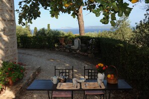 Outdoor dining - Viburni, in 19th century estate, sea view - Canunget (Alghero)