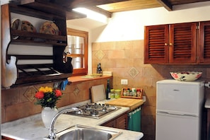 Fridge, microwave, stovetop, coffee/tea maker - Viburni, in 19th century estate, sea view - Canunget (Alghero)