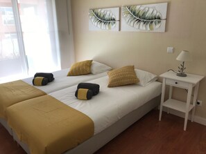 2 habitaciones, tabla de planchar con plancha y cuna de viaje