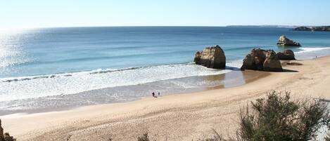 Una spiaggia nelle vicinanze