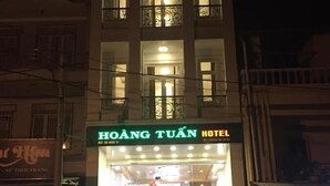 Front of property - evening/night - Hoang Tuan Hotel (Cam Ly - Da Lat)
