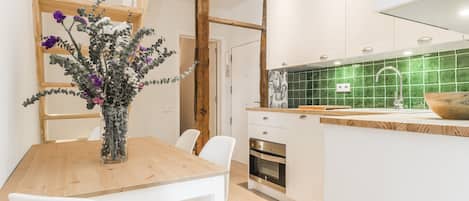 Kylskåp, mikrovågsugn, ugn och diskmaskin