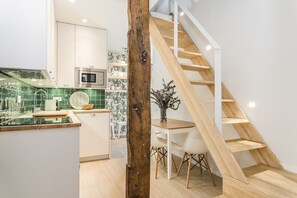 Een koelkast, een microgolfoven, een oven, een vaatwasser