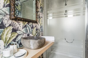 Dusche, Haartrockner, Handtücher