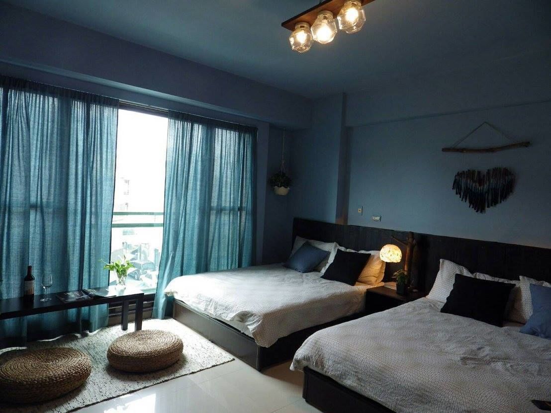 Family Quadruple Room, 2 Queen Beds, Non Smoking | Individually decorated, individually furnished, desk, laptop workspace