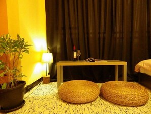 Habitación cuádruple Elite, 2 camas Queen size, para no fumadores | Decoración personalizada, muebles diferentes y escritorio 
