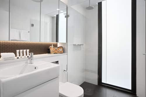 Studio | Bathroom | Shower, rainfall showerhead, free toiletries, hair dryer
