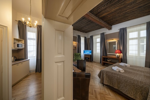 1 slaapkamer, een bureau, een strijkplank/strijkijzer, reisbedje
