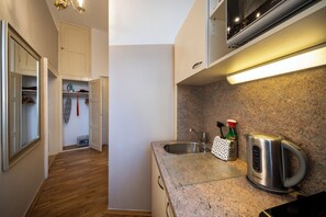Kühlschrank, Mikrowelle, Herdplatte, Wasserkocher