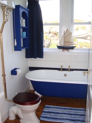 Bathtub, hair dryer, towels, soap - Luxury cottage with sea view and Beach  (Applecross)