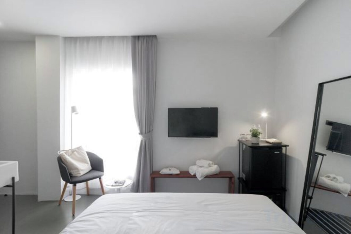 Hypo-allergenic bedding available, desk, laptop workspace