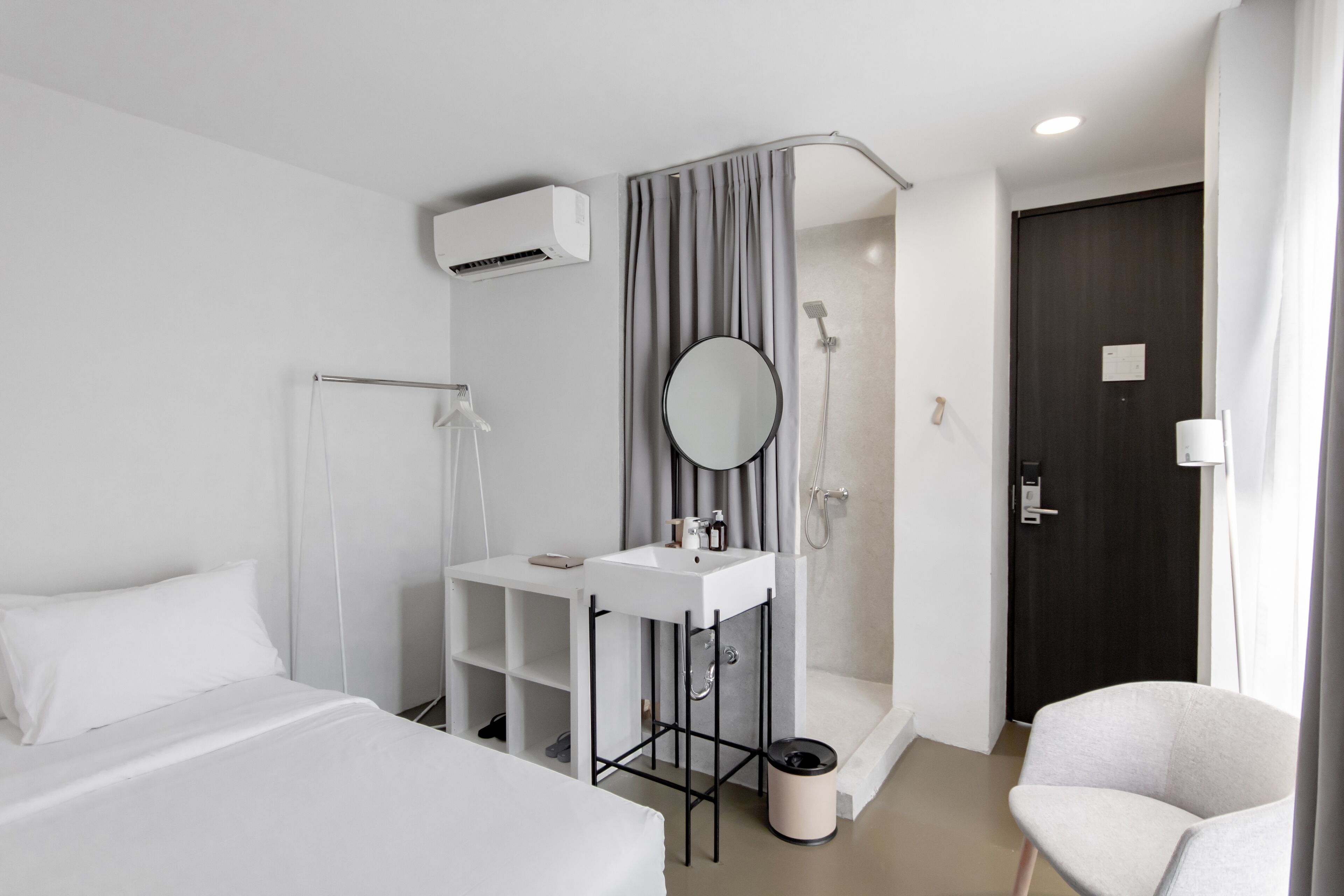 shower, free toiletries, hair dryer, slippers