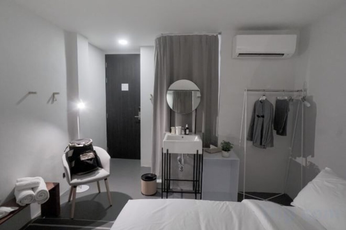 Queen Bed without Window Non smoking