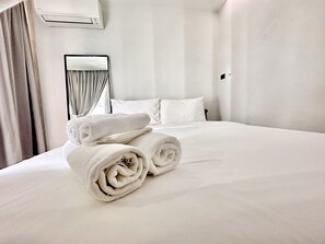 Standard Queen Room | Hypo-allergenic bedding, desk, laptop workspace, blackout drapes