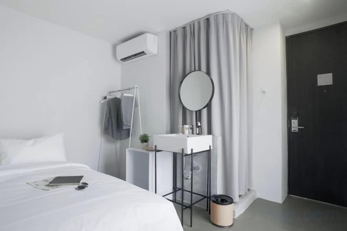 Queen Bed with Window Non smoking