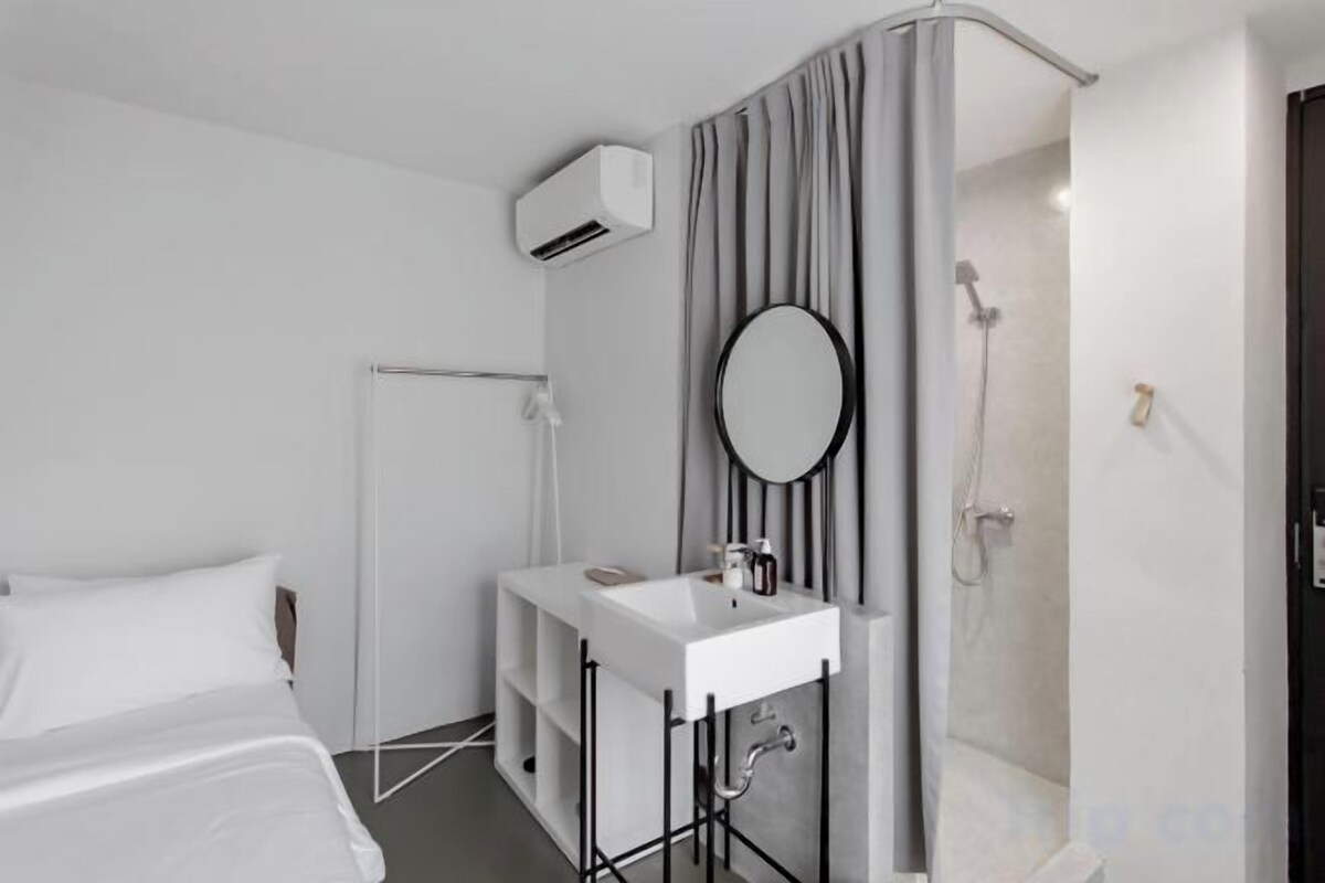 Shower, free toiletries, hair dryer, slippers