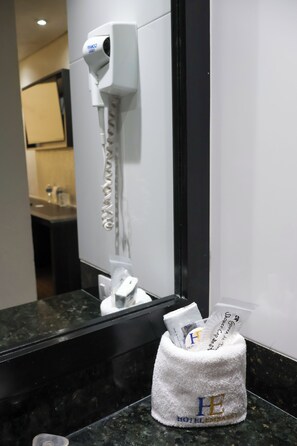 舒适客房 | 办公桌、笔记本电脑工作区、遮光窗帘、免费 WiFi