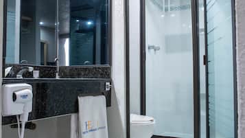 Ducha, artículos de higiene personal gratuitos y secador de pelo