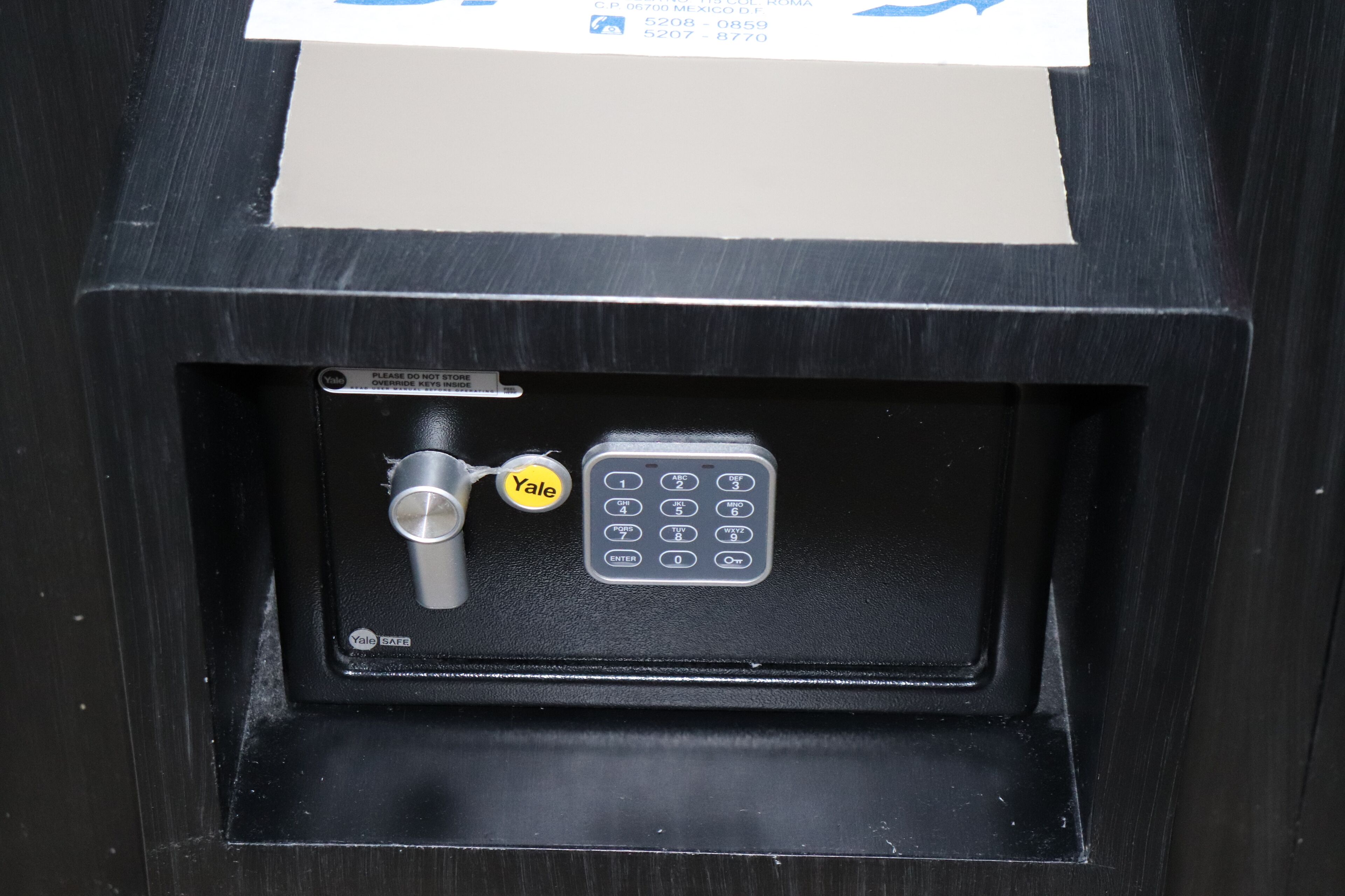 Una caja de seguridad Yale con teclado numérica y ranura para monedas.