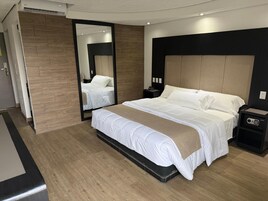 Comfort Room | Desk, laptop workspace, blackout drapes, free WiFi