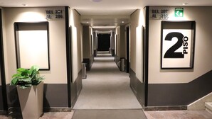 A hotel corridor with a sign indicating room number 2 Piso.