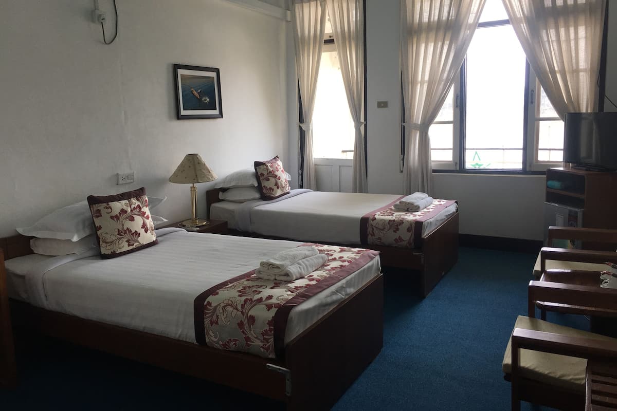 Escritorio, camas extra, wifi gratis y ropa de cama