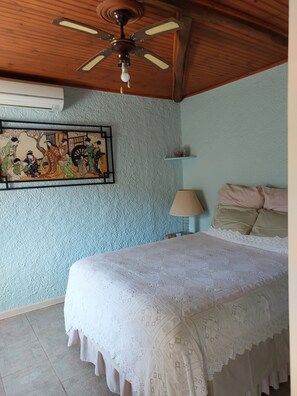 3 bedrooms, desk, iron/ironing board, free WiFi - Little Bit of Heaven, includes 2 kayaks and paddle board at no extra charge. (Nies)