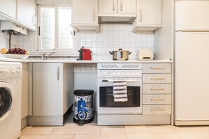 Een koelkast, een microgolfoven, een oven, een kookplaat