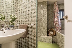 Een bad, een haardroger, handdoeken