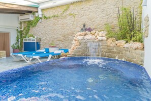 Piscine intérieure, piscine extérieure