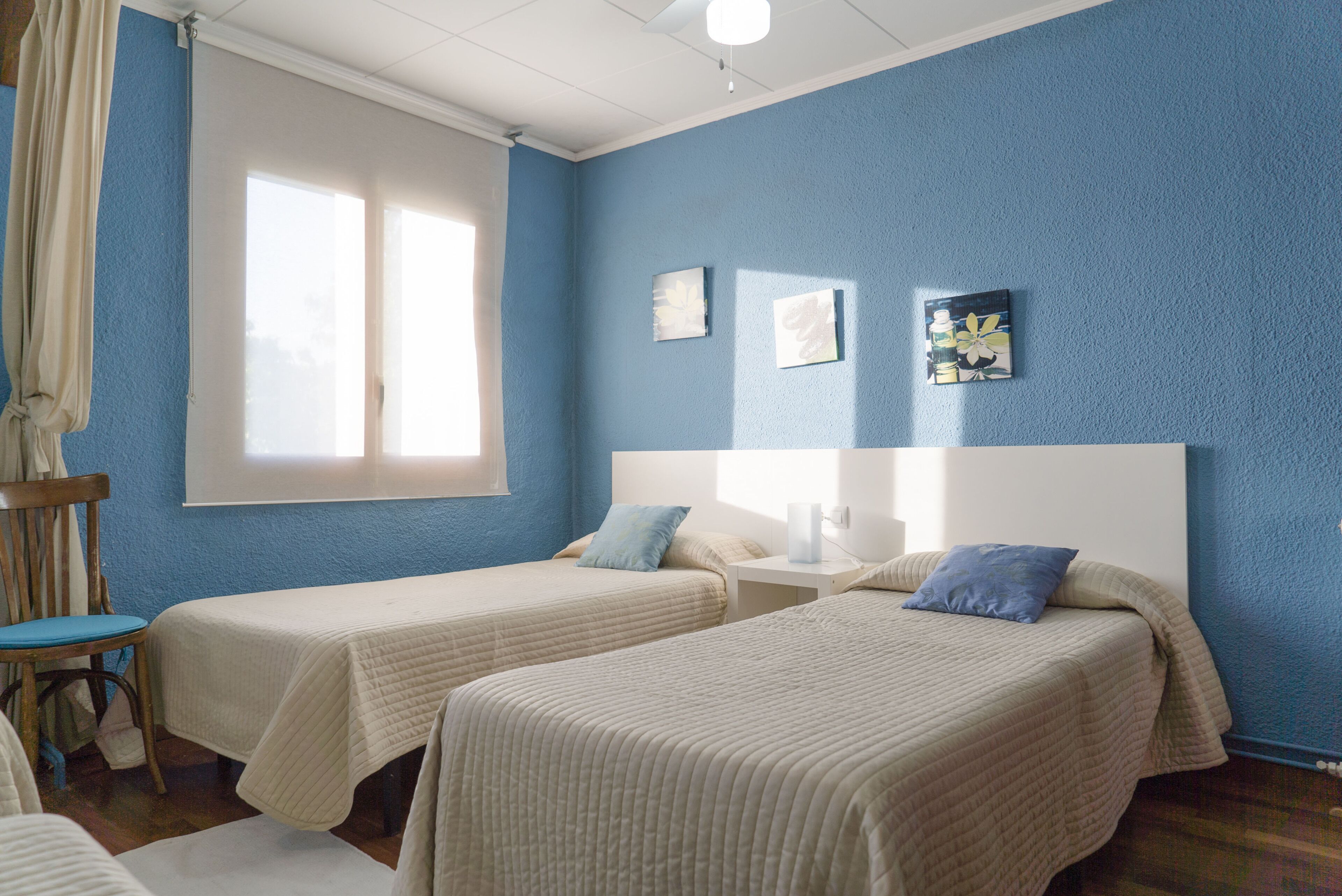 3 habitaciones, tabla de planchar con plancha, wifi y ropa de cama 