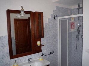 Dusche, Haartrockner, Handtücher, Toilettenpapier