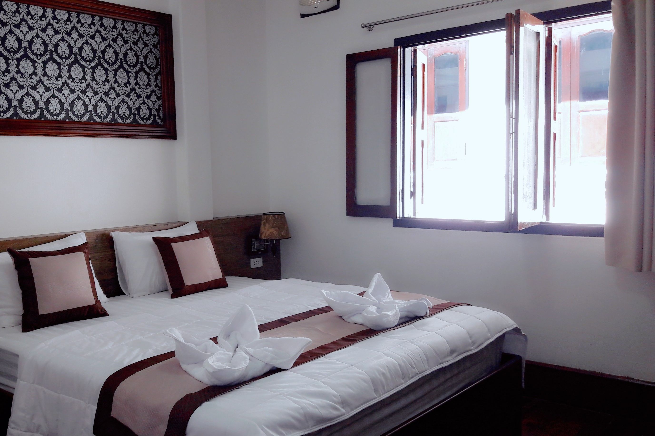 Standard Room, 1 King Bed | 1 bedroom, individually decorated, individually furnished, desk