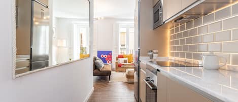 Réfrigérateur, four, lave-vaisselle, cafetière/bouilloire