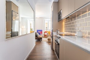 Een koelkast, een oven, een vaatwasser, een koffiezetapparaat/waterkoker