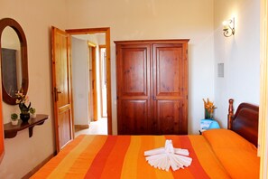 2 makuuhuonetta, tallelokero huoneessa, silitysrauta/-lauta