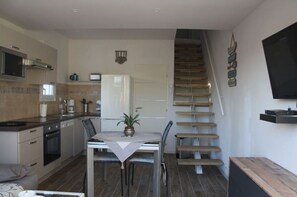 Réfrigérateur, micro-ondes, four, plaque de cuisson