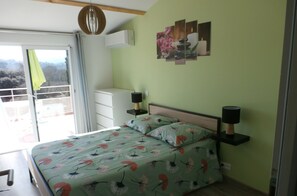 2 bedrooms, iron/ironing board, free WiFi, bed sheets