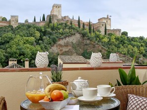 Outdoor dining - ChezmoiHomes Unique Alhambra Views (Granada)