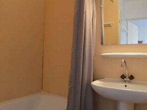 Bathroom - Ground Floor Apartment with Pool, Terrace, and Parking, 250m from Beach (Saint-Cyprien)