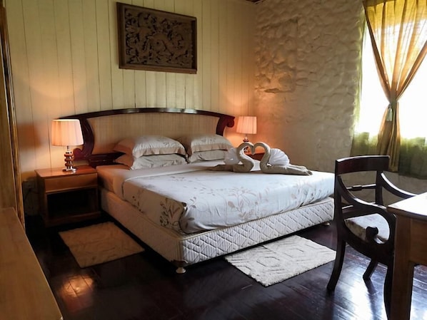 Escritorio, cortinas blackout y tabla de planchar con plancha
