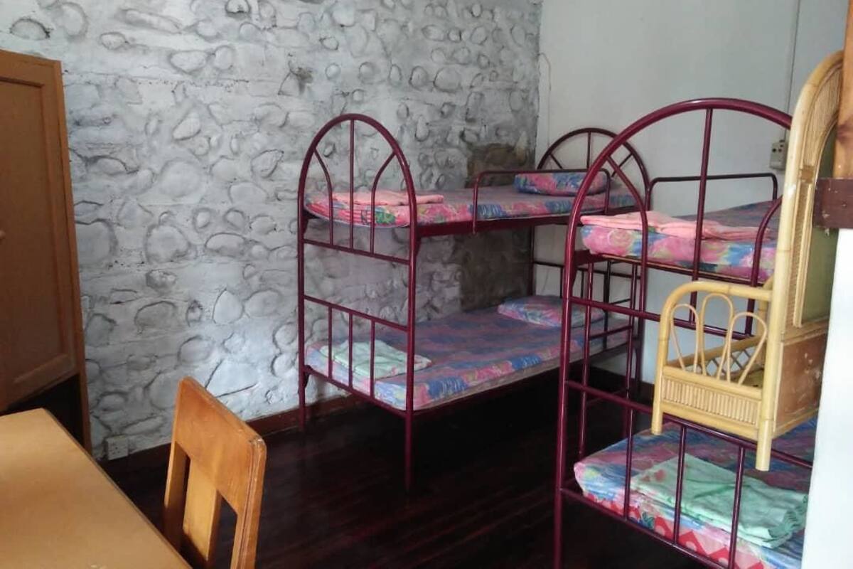 Escritorio, cortinas blackout y tabla de planchar con plancha