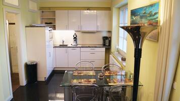 Køleskab, kogeplade, opvaskemaskine, kaffe-/temaskine