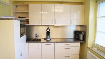 Køleskab, kogeplade, opvaskemaskine, kaffe-/temaskine