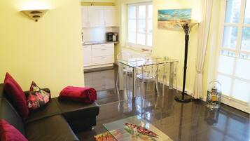 Televisión, mesa de ping pong, estéreo