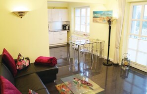 TV, tavolo da ping pong, impianto stereo