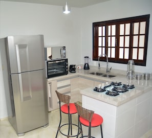Geladeira, micro-ondas, fogão, cooktop