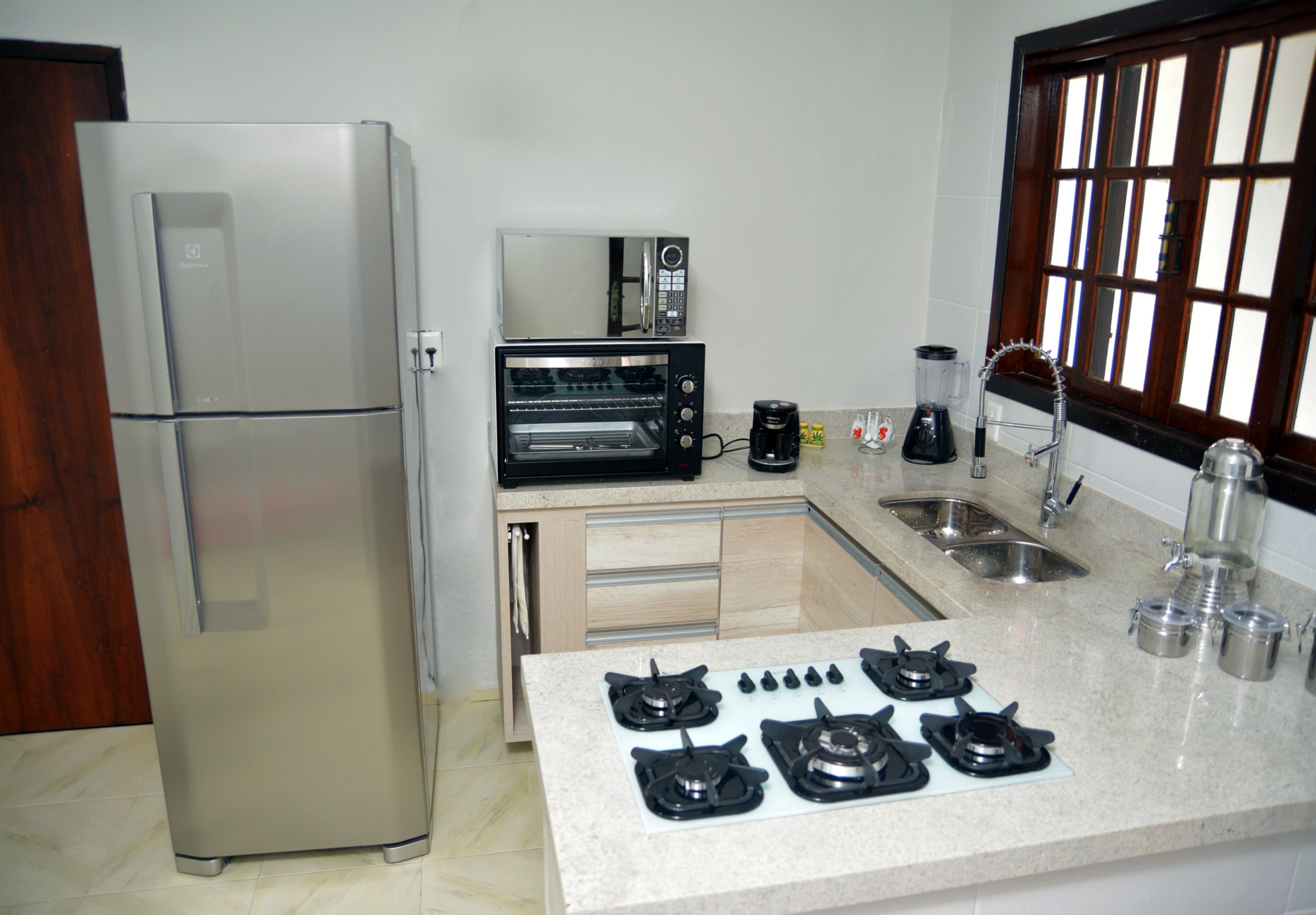 Jääkaappi, mikroaaltouuni, uuni, liesi