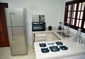 Een koelkast, een microgolfoven, een oven, een kookplaat